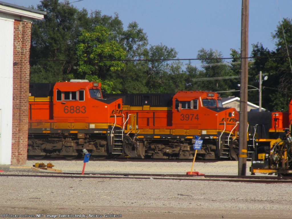 BNSF 3974 + 6883